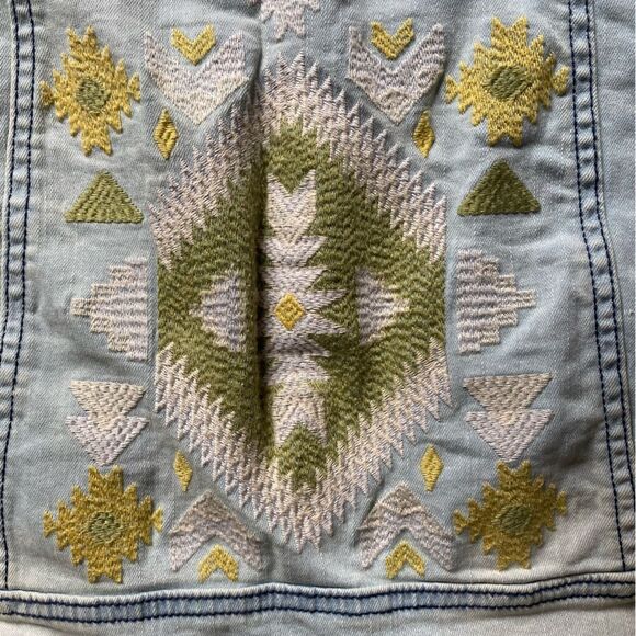 LULAROE Harvey Embroidered Jean Jacket Aztec Light Wash Denim Women’s Size Large - Picture 3 of 9